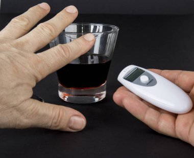 Araba kullanmadan önce alkol seviyesini kontrol et. İçkili araba kullanma.