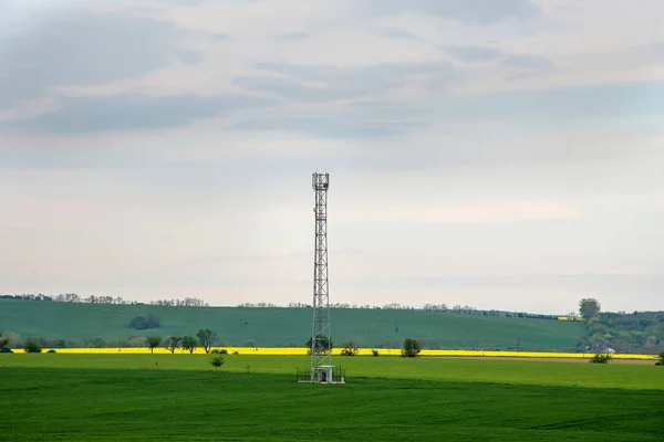 曇り空の田舎の移動体送信機 — ストック写真