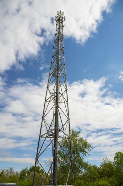 Bulutlu gökyüzü ile kırsal alanda mobil verici.