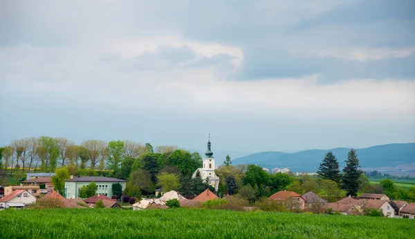 Mała Chrześcijańska Wioska Pobliżu Miasta Europie Wiosna — Zdjęcie stockowe