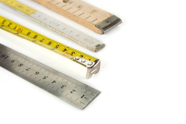Kalemle beyaz zemin üzerinde çeşitli metre