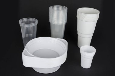 Siyah arkaplandaki tek kullanımlık plastik donanım
