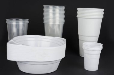 Siyah arkaplandaki tek kullanımlık plastik donanım