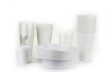 Beyaz arkaplanda tek kullanımlık plastik donanım