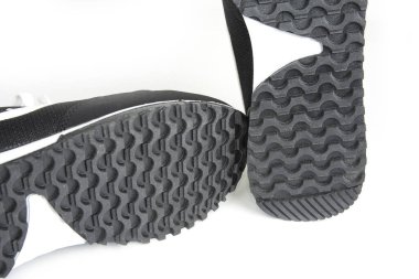 Beyaz arka planda spor ayakkabıları