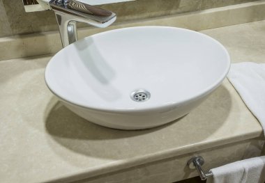 Dairede ya da otelde modern, yuvarlak lavabo.