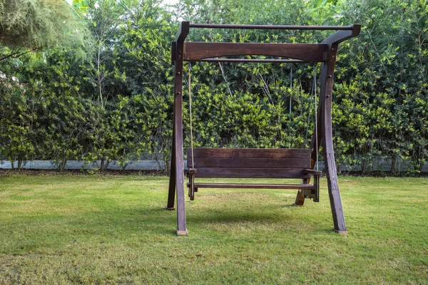 Holzschaukel Grünen Garten Sommer — Stockfoto