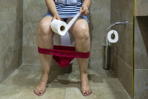Femme Est Assise Sur Une Toilette Avec Papier — Photo