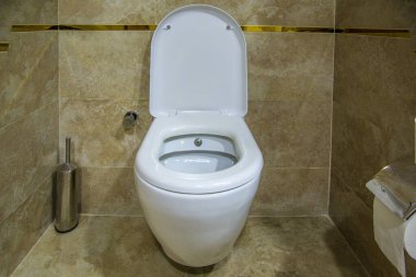 Otelin duvarına tuvalet monte edilmiş.