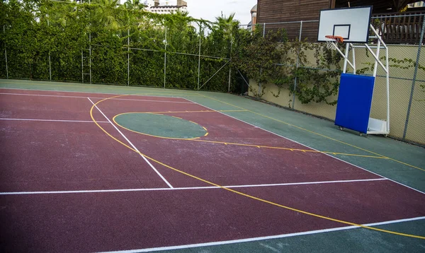 Spor Faaliyetleri Için Yazlık Tatil Beldesinde Tenis Basketbol Sahası — Stok fotoğraf