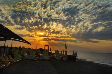 Yaz tatilinde gün batımında denizde