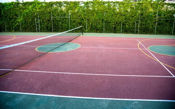 Γήπεδο Τένις Και Μπάσκετ Στο Θερινό Θέρετρο Για Αθλητικές Δραστηριότητες — Φωτογραφία Αρχείου
