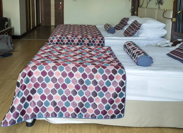 Готельний Номер Ліжками Покриттям Ковдр — стокове фото