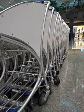 Havaalanında bir sürü yolcu arabası var.