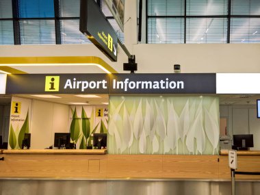 Viyana, Avusturya, 13 Ekim 2019. Viyana Uluslararası Havaalanı. Yön işaretli binaların dışında