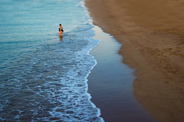 Denize Giden Şişman Kadın — Stok fotoğraf