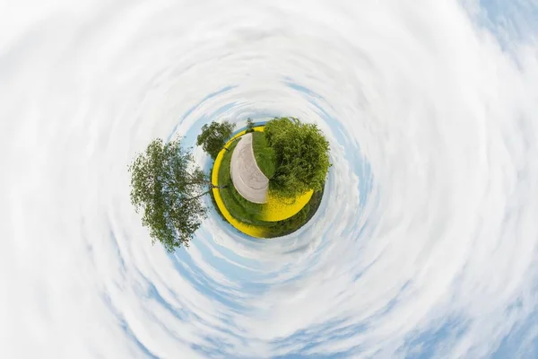 木々や雲を持つ惑星地球 円効果 — ストック写真