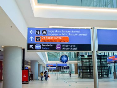 İSTANBUL, TURKEY, 13 Ekim 2019 Yeni İstanbul havaalanındaki modern mimari koridorları