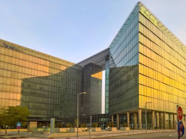 Viyana, Avusturya, 13 Ekim 2019. Viyana Uluslararası Havaalanı. Yön işaretli binaların dışında