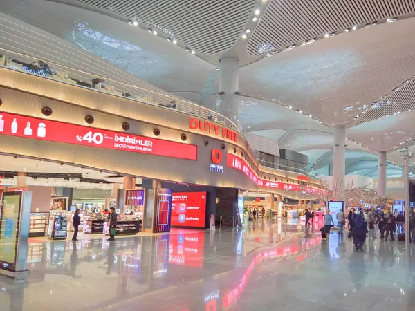 İSTANBUL, TURKEY, 13 Ekim 2019 Yeni İstanbul havaalanındaki modern mimari koridorları