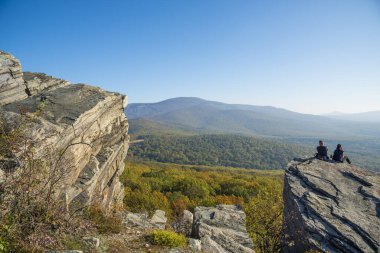 Sonbaharda kayalıklardan kırsal kesime bak.