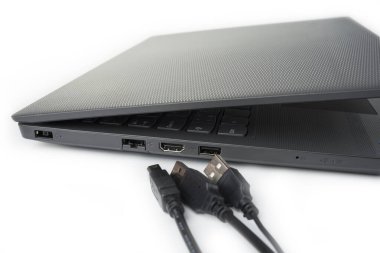 Modern ince hafif dizüstü bilgisayarın USB ve güç kaynağı dolgusu