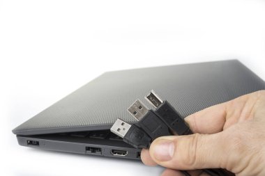 Modern ince hafif dizüstü bilgisayarın USB ve güç kaynağı dolgusu