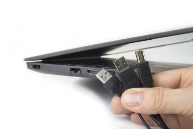 Modern ince hafif dizüstü bilgisayarın USB ve güç kaynağı dolgusu