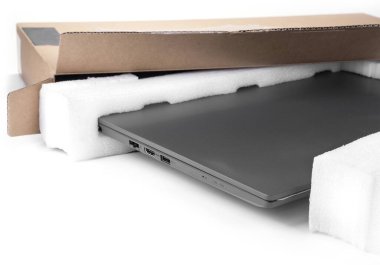 Bir kutuda modern ince hafif dizüstü bilgisayar