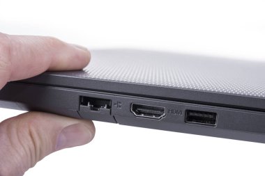 Modern ince, hafif dizüstü bilgisayarlı, iki parmaklı.