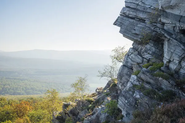 Widok Skał Nad Wsią Jesienią — Zdjęcie stockowe