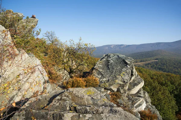 Widok Skał Nad Wsią Jesienią — Zdjęcie stockowe