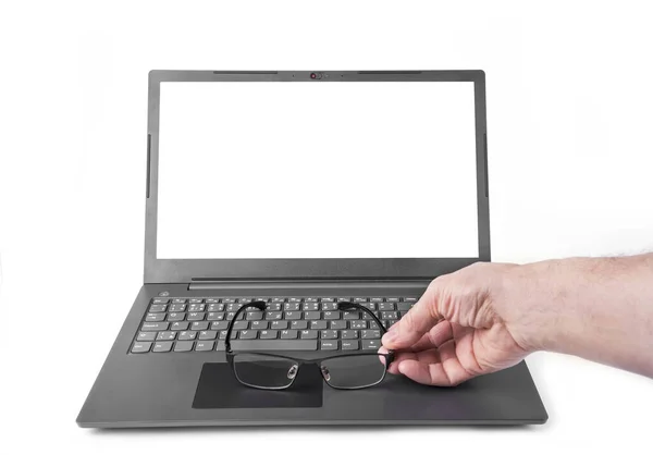 Nowoczesny Szczupły Laptop Ręką Okularami — Zdjęcie stockowe