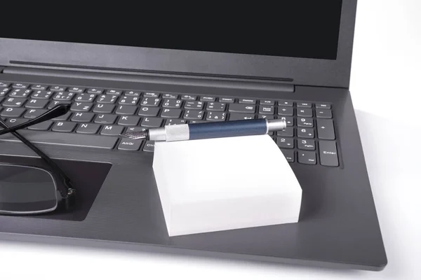 Moderner Schlanker Laptop Mit Stapel Notizpapier Und Brille — Stockfoto