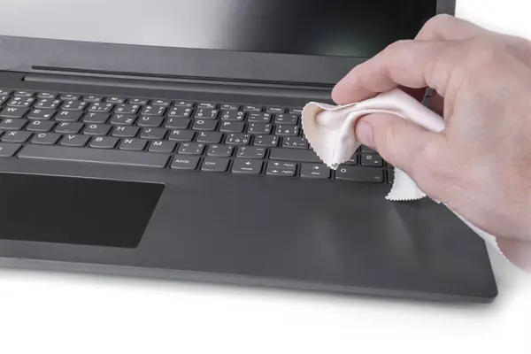 Moderner Schlanker Leichter Laptop Reinigt Mit Mikrofasertuch — Stockfoto