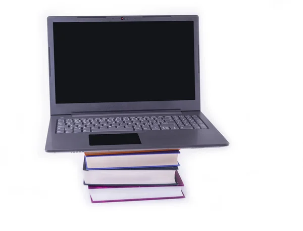 Moderne Slanke Laptop Een Stapel Boeken — Stockfoto
