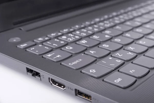 Moderner Schlanker Laptop Mit Tastaturdetails Und Usb Anschluss — Stockfoto