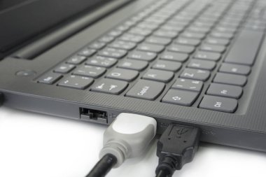 HDMI ve USB kablosu bilgisayara takıldı.
