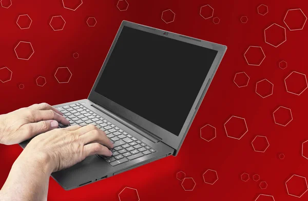 Nowoczesny Szczupły Laptop Czerwonym Tle Dłońmi Klawiaturze — Zdjęcie stockowe