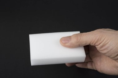 Siyah arka planda mutfak süngeri.