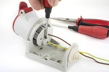 Beyaz arka planda 380 volt soket prizi