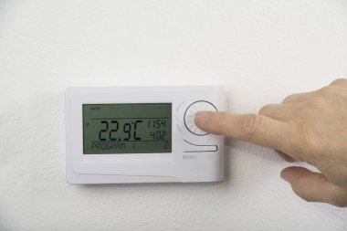 Beyaz zemin üzerinde modern ısı termostatı