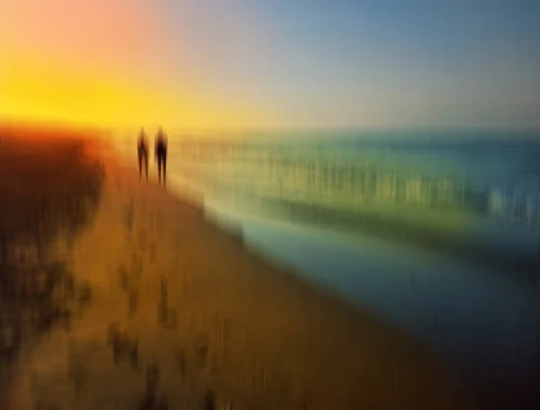 Verschwommene Silhouetten Spazieren Strand — Stockfoto