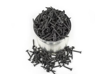 Alçıpan ya da alçıpan için siyah spiral başlıklı vidaların yakın plan görüntüsü