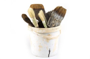 Kovadaki eski boya fırçaları