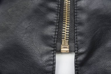 Beyaz fermuarlı siyah kadın ceketi.