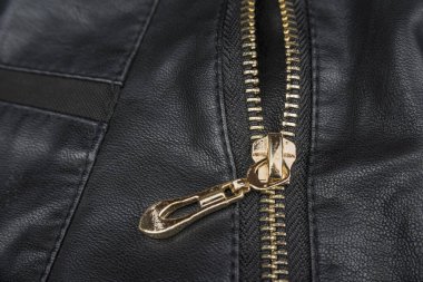 Beyaz fermuarlı siyah kadın ceketi.