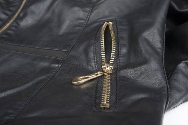 Beyaz fermuarlı siyah kadın ceketi.