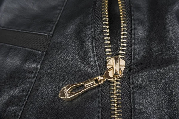 Beyaz fermuarlı siyah kadın ceketi.