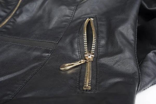 Beyaz fermuarlı siyah kadın ceketi.